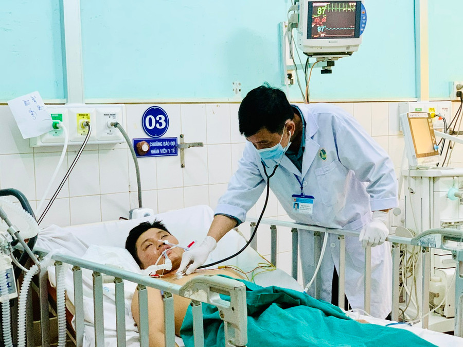 Y, bác sĩ Bệnh viện Đa khoa Gia Lai toàn lực cứu sống bệnh nhân viêm đa rễ dây thần kinh cấp tính. Ảnh: Như Nguyện Y, bác sĩ Bệnh viện Đa khoa Gia Lai toàn lực cứu sống bệnh nhân viêm đa rễ dây thần kinh cấp tính. Ảnh: Như Nguyện