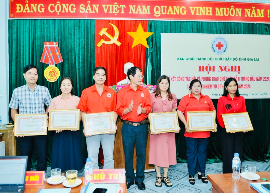 Dịp này, có 7 tập thể, 13 cá nhân thuộc tỉnh Gia Lai được Ban Chấp hành Trung ương Hội Chữ thập đỏ Việt Nam tặng bằng khen; 2 tập thể, 3 cá nhân được Hội Chữ thập đỏ tỉnh Gia Lai tặng giấy khen. Ảnh: Lê Đức Lâu