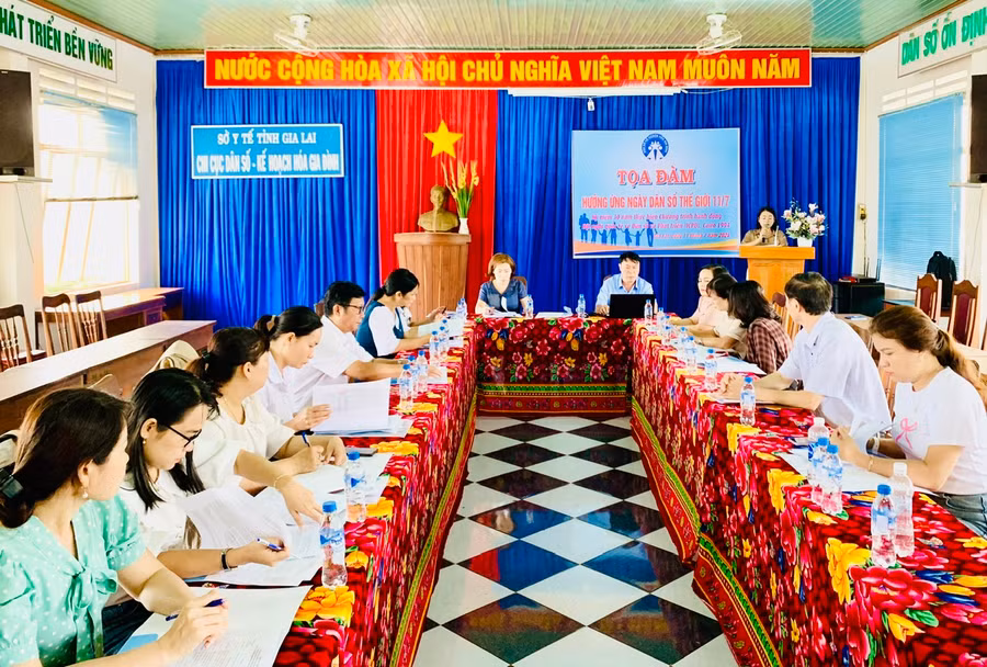 Quang cảnh buổi toạ đàm hưởng ứng Ngày Dân số thế giới 11-7. Ảnh: Như Nguyện