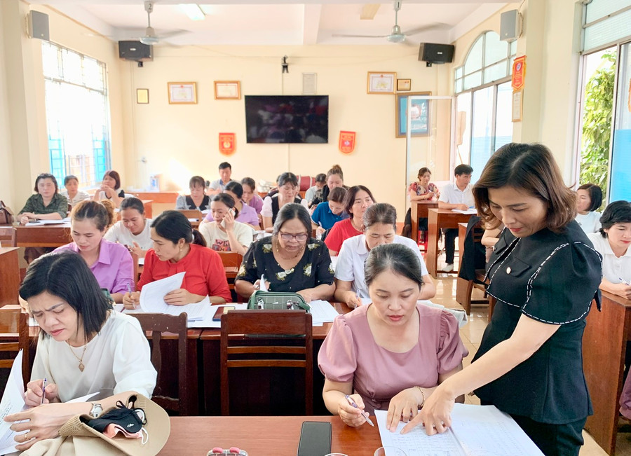 Thông qua lớp học, các học viên sẽ nắm được các kiến thức cơ bản về suy dinh dưỡng cấp tính nặng và các bước quản lý trẻ suy dinh dưỡng cấp tính trên địa bàn tỉnh. Ảnh: Như Nguyện Thông qua lớp học, các học viên sẽ nắm được các kiến thức cơ bản về suy dinh dưỡng cấp tính nặng và các bước quản lý trẻ suy dinh dưỡng cấp tính trên địa bàn tỉnh. Ảnh: Như Nguyện