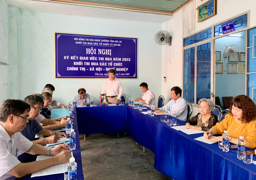 Quang cảnh lễ ký kết giao ước thi đua. Ảnh: Như Nguyện