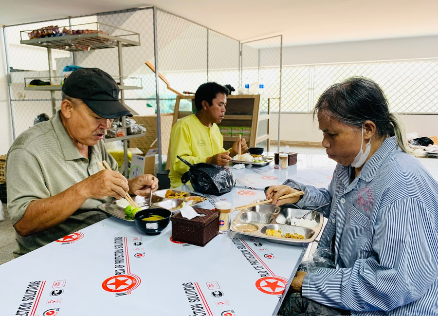 Những suất ăn thiện nguyện đã giúp nhiều bệnh nhân, người nghèo, khó khăn đỡ một phần chi phí ăn uống trong ngày. Ảnh: Như Nguyện Những suất ăn thiện nguyện đã giúp nhiều bệnh nhân, người nghèo, khó khăn đỡ một phần chi phí ăn uống trong ngày. Ảnh: Như Nguyện