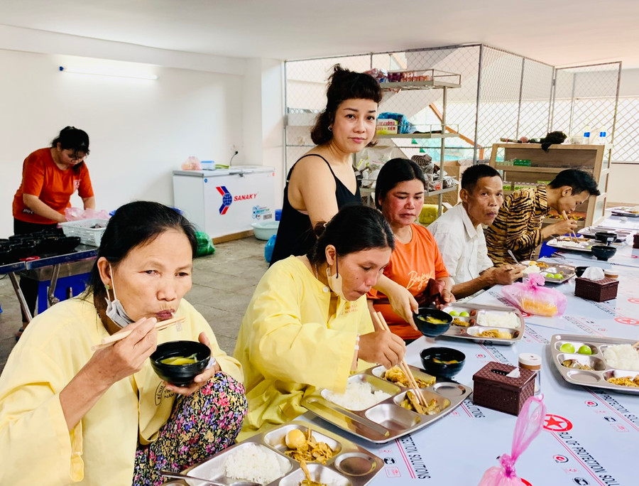Chị Huy (người đứng) tự bỏ kinh phí tổ chức Bếp ăn thiện nguyện 2K Thị Huy nhằm giúp đỡ những người nghèo, khó khăn, bệnh nhân nằm điều trị tại các bệnh viện. Ảnh: Như Nguyện Chị Huy (người đứng) tự bỏ kinh phí tổ chức Bếp ăn thiện nguyện 2K Thị Huy nhằm giúp đỡ những người nghèo, khó khăn, bệnh nhân nằm điều trị tại các bệnh viện. Ảnh: Như Nguyện