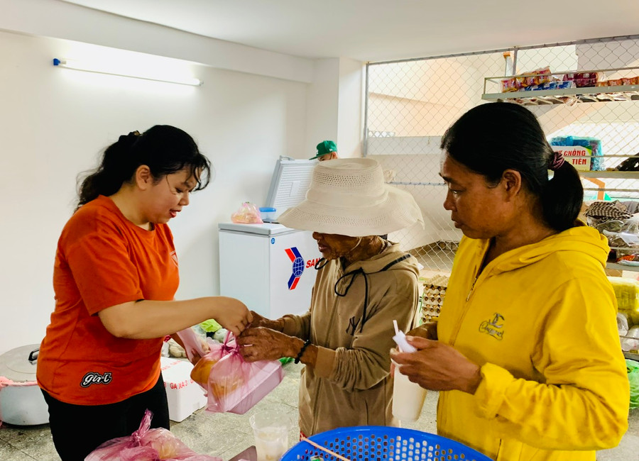 Nhân viên bếp ăn phát cơm cho người dân. Ảnh: Như Nguyện Nhân viên bếp ăn phát cơm cho người dân. Ảnh: Như Nguyện