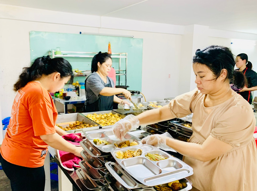 Bếp ăn thiện nguyện 2K Thị Huy tổ chức vào các buổi trưa thứ 2 đến thứ 6 hàng tuần, mỗi buổi từ 250 đến 300 suất ăn. Ảnh: Như Nguyện Bếp ăn thiện nguyện 2K Thị Huy tổ chức vào các buổi trưa thứ 2 đến thứ 6 hàng tuần, mỗi buổi từ 250 đến 300 suất ăn. Ảnh: Như Nguyện