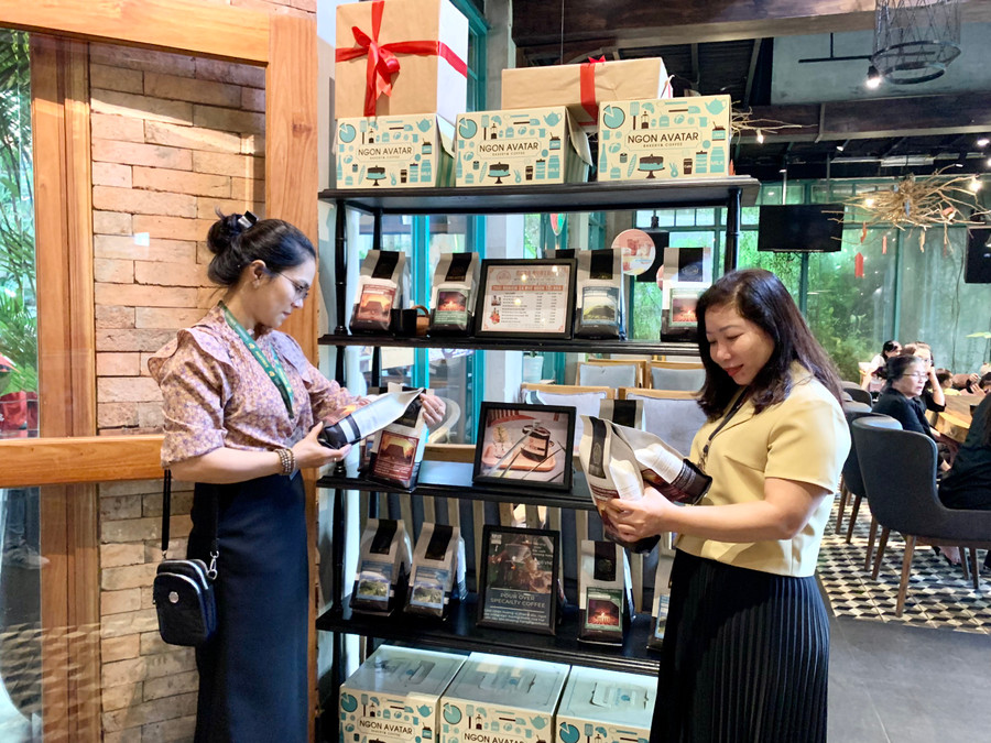 Thành viên Tổ giám sát kiểm tra ATTP tại Hệ thống cà phê Ngon Avatar. Ảnh: Như Nguyện