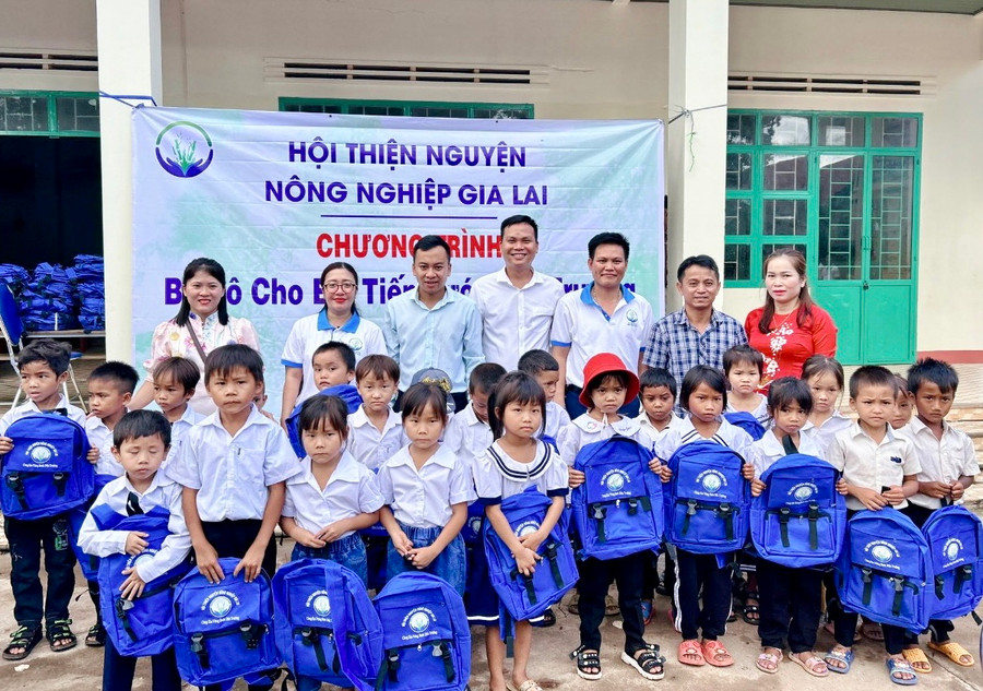 Đại diện Hội Thiện nguyện Nông nghiệp Gia Lai trao quà cho các em học sinh. Ảnh: Tâm Nguyễn Đại diện Hội Thiện nguyện Nông nghiệp Gia Lai trao quà cho các em học sinh. Ảnh: Tâm Nguyễn