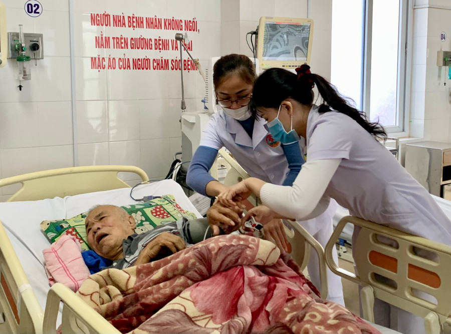 Khám chữa bệnh cho người dân tại Khoa Hồi sức cấp cứu (Bệnh viện Quân y 15). Ảnh: Như Nguyện