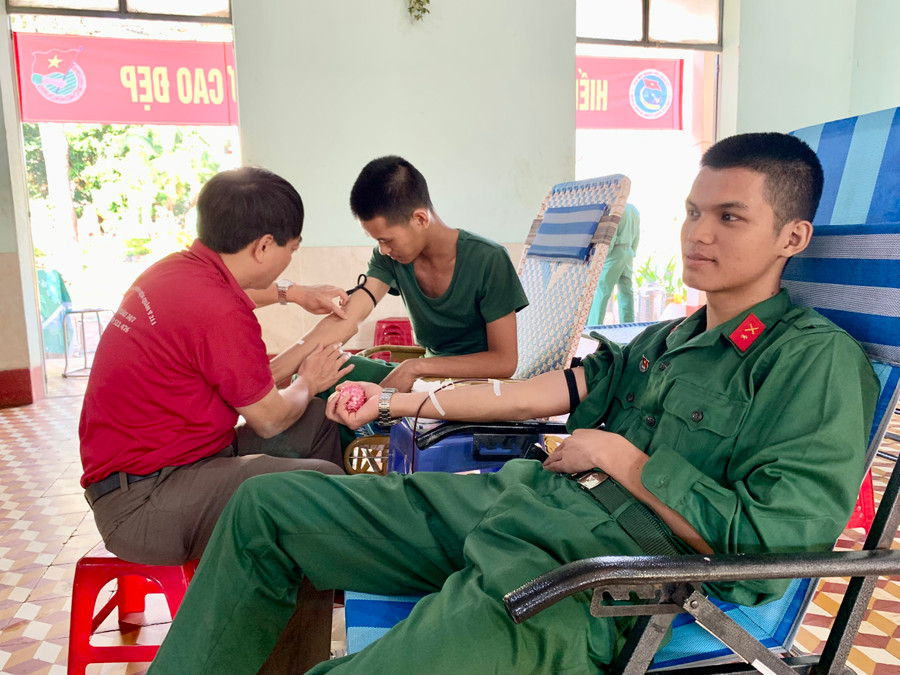 Trên 100 cán bộ, chiến sĩ Lữ đoàn Pháo phòng không 234 đã đăng ký tham gia hiến máu tình nguyện. Ảnh: Như Nguyện