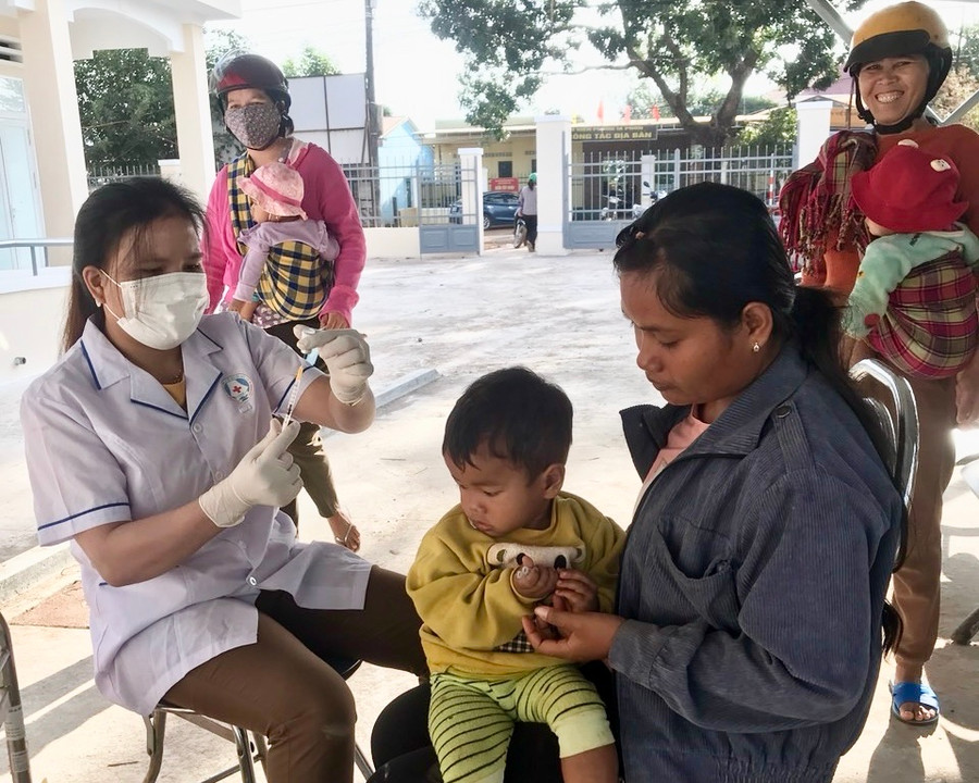 Trung tâm Y tế huyện Đức Cơ đã rà soát, đánh giá tỷ lệ tiêm chủng vắc xin sởi; tiến hành tiêm bổ sung, tiêm vét vắc xin sởi tại vùng nguy cơ. Ảnh: Như Nguyện Trung tâm Y tế huyện Đức Cơ đã rà soát, đánh giá tỷ lệ tiêm chủng vắc xin sởi; tiến hành tiêm bổ sung, tiêm vét vắc xin sởi tại vùng nguy cơ. Ảnh: Như Nguyện