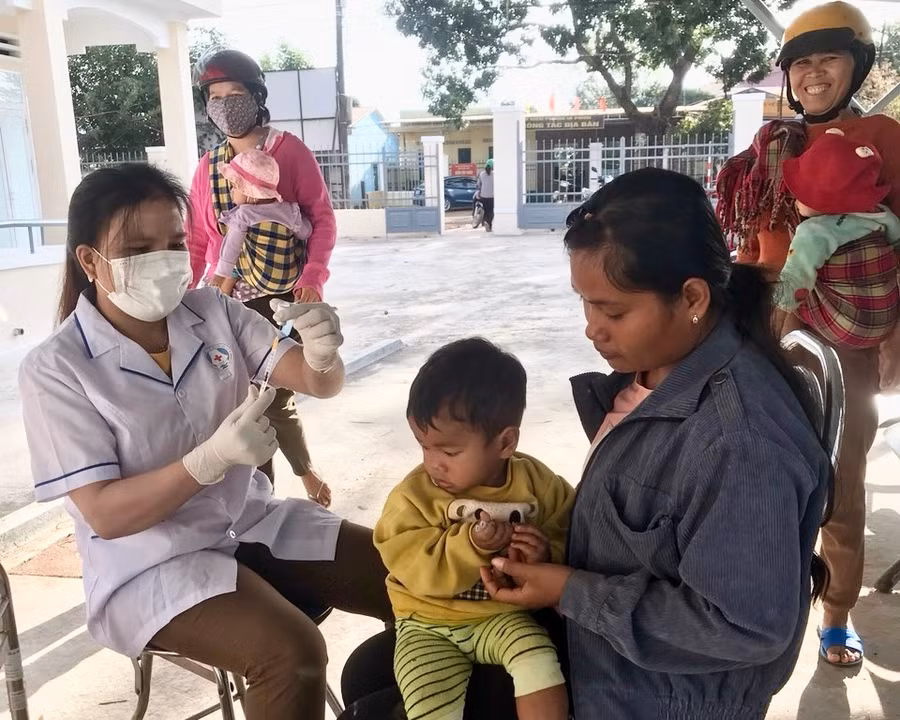 Trung tâm Y tế huyện Đức Cơ đã rà soát, đánh giá tỷ lệ tiêm chủng vắc xin sởi; tiến hành tiêm bổ sung, tiêm vét vắc xin sởi tại vùng nguy cơ. Ảnh: Như Nguyện