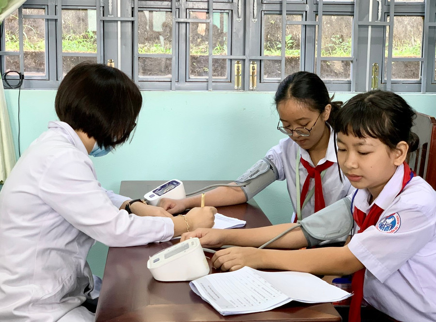 Bác sĩ của Trung tâm Kiểm soát bệnh tật Gia Lai khám sàng lọc sức khỏe cho học sinh. Ảnh: Như Nguyện Bác sĩ của Trung tâm Kiểm soát bệnh tật Gia Lai khám sàng lọc sức khỏe cho học sinh. Ảnh: Như Nguyện