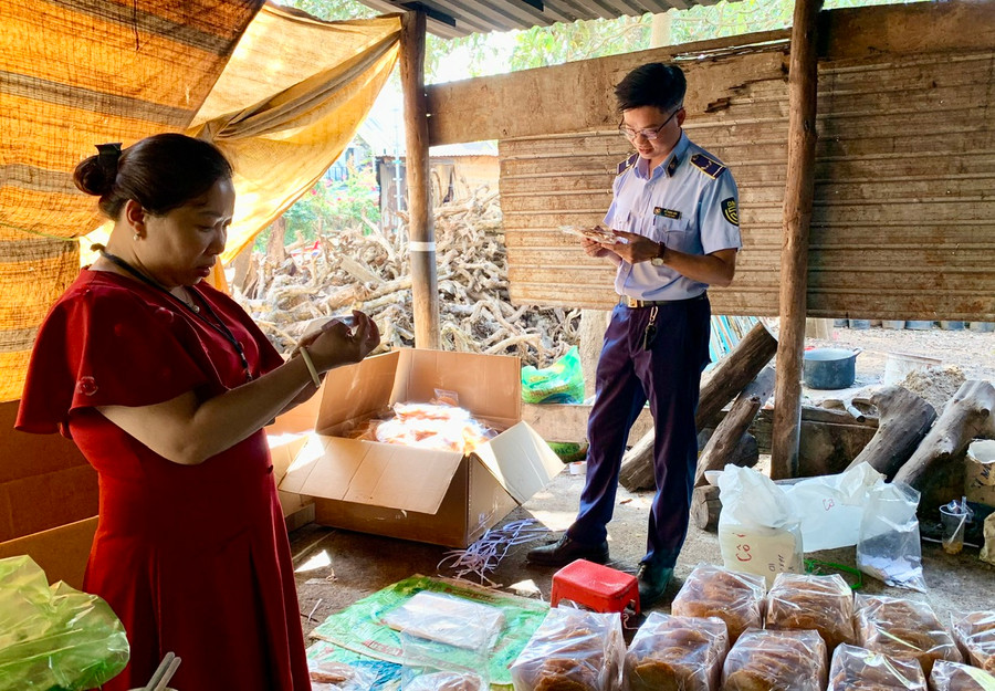 Tại thời điểm kiểm tra, cơ sở sản xuất cơm cháy (17/225 đường Trường Sơn, phường Yên Thế, TP. Pleiku, tỉnh Gia Lai) đang hoạt động bình thường. Ảnh: Như Nguyện Tại thời điểm kiểm tra, cơ sở sản xuất cơm cháy (17/225 đường Trường Sơn, phường Yên Thế, TP. Pleiku, tỉnh Gia Lai) đang hoạt động bình thường. Ảnh: Như Nguyện