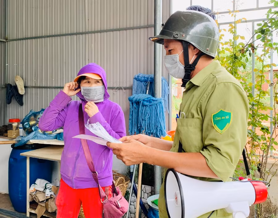 Từ ngày 20-7, hơn 5.000 người tham gia Tổ bảo vệ an ninh, trật tự cơ sở tại tỉnh sẽ được hỗ trợ mức đóng BHXH, BHYT bên cạnh mức hỗ trợ thường xuyên hàng tháng. Ảnh: Như Nguyện Từ ngày 20-7, hơn 5.000 người tham gia Tổ bảo vệ an ninh, trật tự cơ sở tại tỉnh sẽ được hỗ trợ mức đóng BHXH, BHYT bên cạnh mức hỗ trợ thường xuyên hàng tháng. Ảnh: Như Nguyện