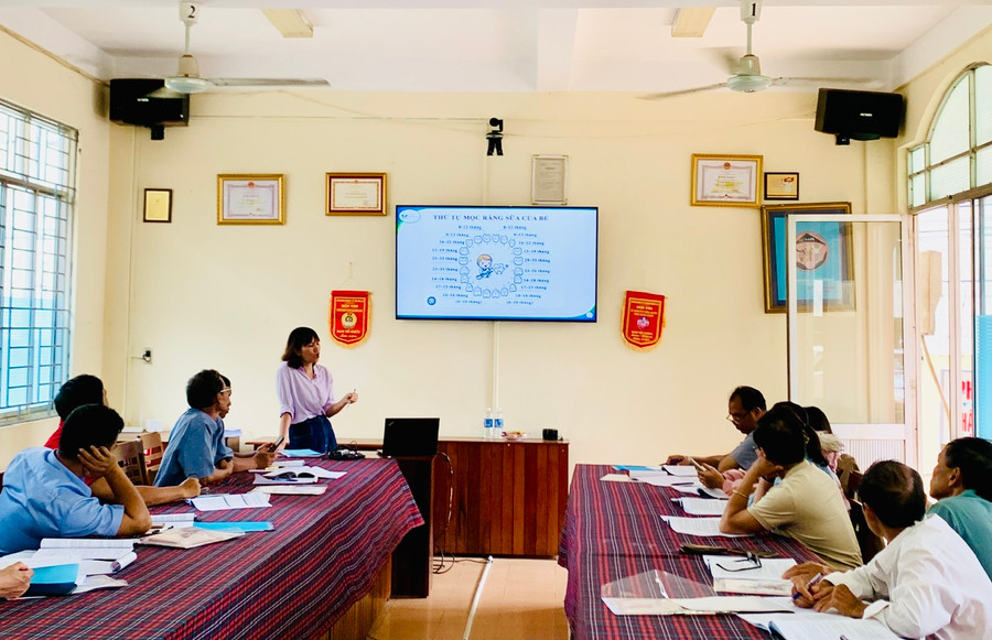 Quang cảnh lớp tập huấn khám sức khỏe định kỳ cho trẻ dưới 24 tháng tuổi. Ảnh: Như Nguyện Quang cảnh lớp tập huấn khám sức khỏe định kỳ cho trẻ dưới 24 tháng tuổi. Ảnh: Như Nguyện