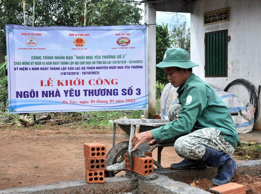Ngôi nhà yêu thương số 3 được xây dựng cho vợ chồng anh Trịnh Quốc Việt và chị Tieo (làng Kon Kơ Mó, xã Hà Tây, huyện Chư Păh). Ảnh: Như Nguyện Ngôi nhà yêu thương số 3 được xây dựng cho vợ chồng anh Trịnh Quốc Việt và chị Tieo (làng Kon Kơ Mó, xã Hà Tây, huyện Chư Păh). Ảnh: Như Nguyện