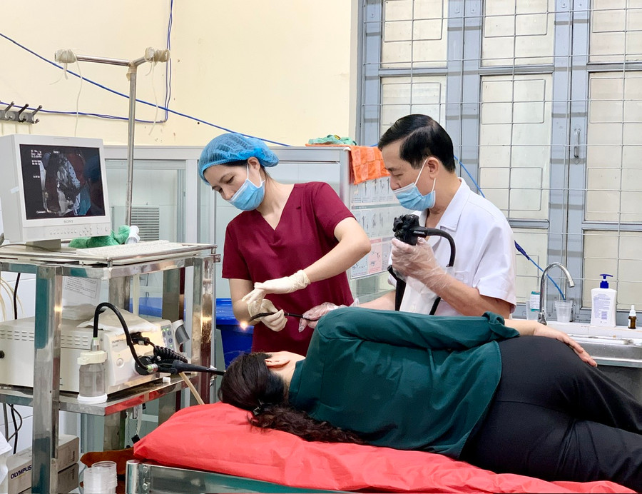 PGS-TS, Thầy thuốc Nhân dân Nguyễn Duy Thắng (áo trắng) thực hiện nội soi tiêu hóa cho bệnh nhân. Ảnh: Như Nguyện