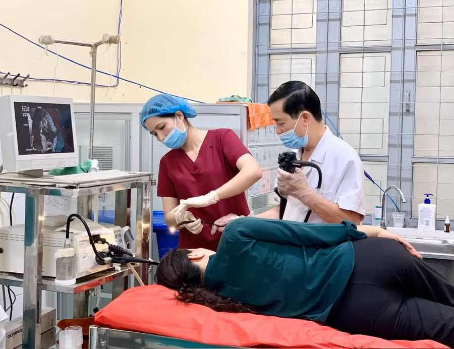 PGS-TS, Thầy thuốc Nhân dân Nguyễn Duy Thắng (áo trắng) thực hiện nội soi tiêu hóa cho bệnh nhân. Ảnh: Như Nguyện