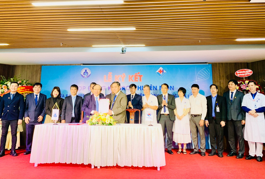 Lãnh đạo Bệnh viện Nhi Đồng 1 và Bệnh viện Hùng Vương Gia Lai ký kết hợp đồng hỗ trợ chuyên môn dưới sự chứng kiến của các đại biểu. Ảnh: Như Nguyện