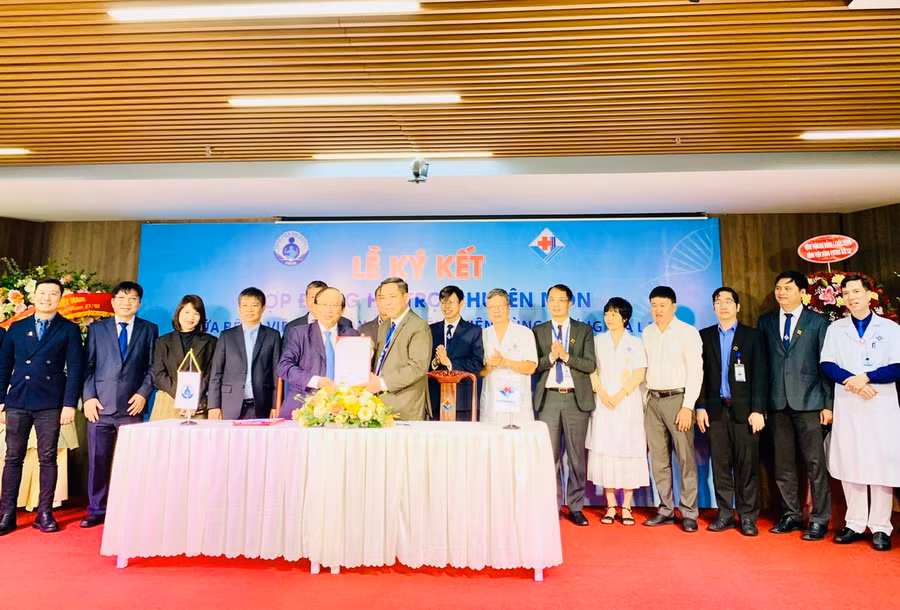 Lãnh đạo Bệnh viện Nhi Đồng 1 và Bệnh viện Hùng Vương Gia Lai ký kết hợp đồng hỗ trợ chuyên môn dưới sự chứng kiến của các đại biểu. Ảnh: Như Nguyện