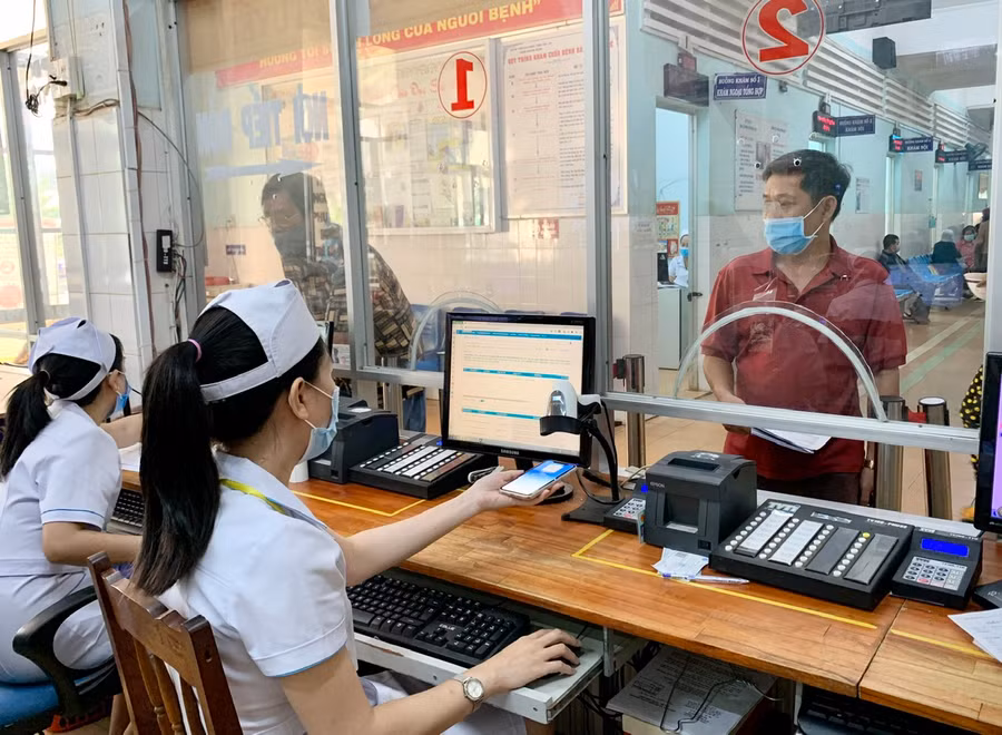 Người dân sử dụng ứng dụng VssID - BHXH số khi đi khám chữa bệnh BHYT khi đi khám chữa bệnh tại Bệnh viện Đa khoa tỉnh Gia Lai. Ảnh: Như Nguyện