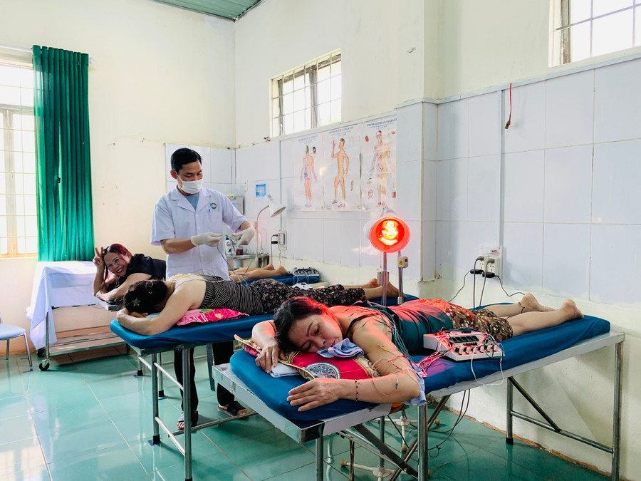 Khoa Y học cổ truyền-Phục hồi chức năng (Trung tâm Y tế huyện Đak Đoa) triển khai các dịch vụ kỹ thuật mới trong lĩnh vực y học cổ truyền đáp ứng nhu cầu điều trị cho người dân. Ảnh: Như Nguyện