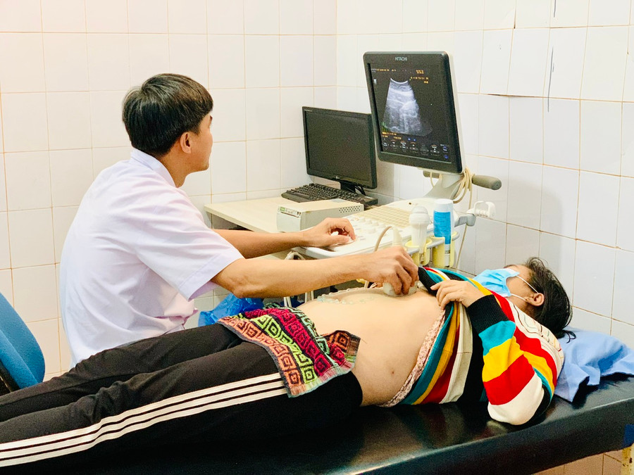 Bác sĩ Trung tâm Y tế huyện Đak Đoa thăm khám cho một bệnh nhân. Ảnh: Như Nguyện