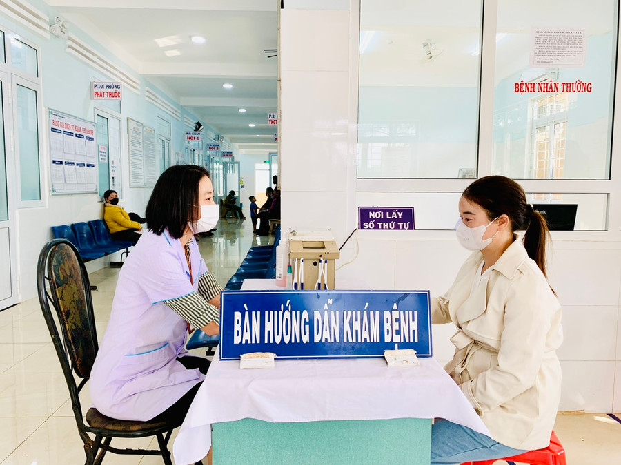Hướng dẫn người dân khi đến khám bệnh tại Khoa Khám bệnh (Trung tâm Y tế huyện Đak Đoa). Ảnh: Như Nguyện
