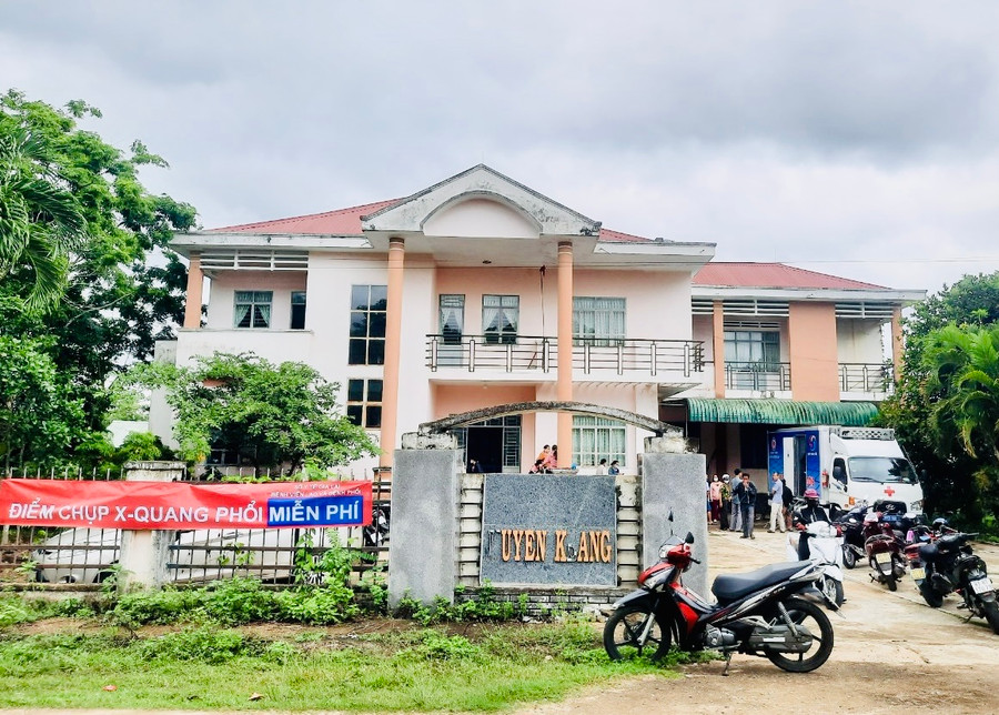 Sự kiện X-quang lưu động tại cộng đồng nhằm sàng lọc phát hiện và quản lý điều trị bệnh lao cho toàn bộ người dân tại 14 xã, thị trấn của huyện Kbang. Ảnh: Như Nguyện Sự kiện X-quang lưu động tại cộng đồng nhằm sàng lọc phát hiện và quản lý điều trị bệnh lao cho toàn bộ người dân tại 14 xã, thị trấn của huyện Kbang. Ảnh: Như Nguyện