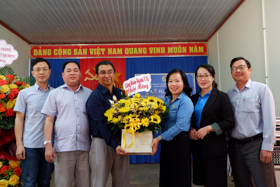 Chủ tịch Công đoàn ngành Y tế Gia Lai Nguyễn Thị Ánh Xuân tặng hoa chúc mừng Công đoàn cơ sở Công ty cổ phần Đầu tư và Phát triển Y tế Trung Thịnh Phát. Ảnh: Như Nguyện Chủ tịch Công đoàn ngành Y tế Gia Lai Nguyễn Thị Ánh Xuân tặng hoa chúc mừng Công đoàn cơ sở Công ty cổ phần Đầu tư và Phát triển Y tế Trung Thịnh Phát. Ảnh: Như Nguyện