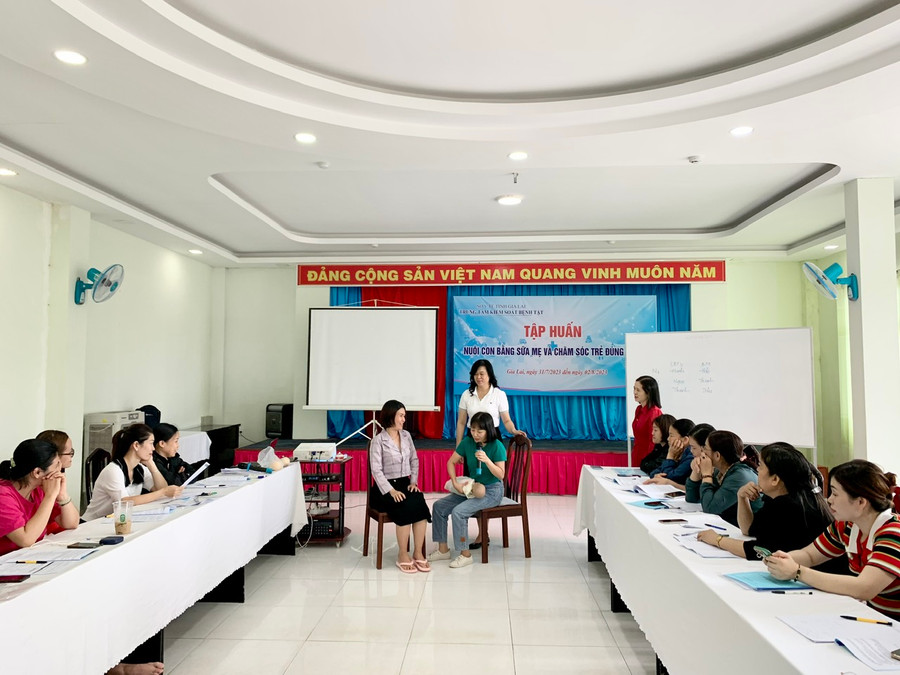 Các học viên thực hành chăm sóc trẻ đúng cách tại lớp tập huấn. Ảnh: Như Nguyện Các học viên thực hành chăm sóc trẻ đúng cách tại lớp tập huấn. Ảnh: Như Nguyện