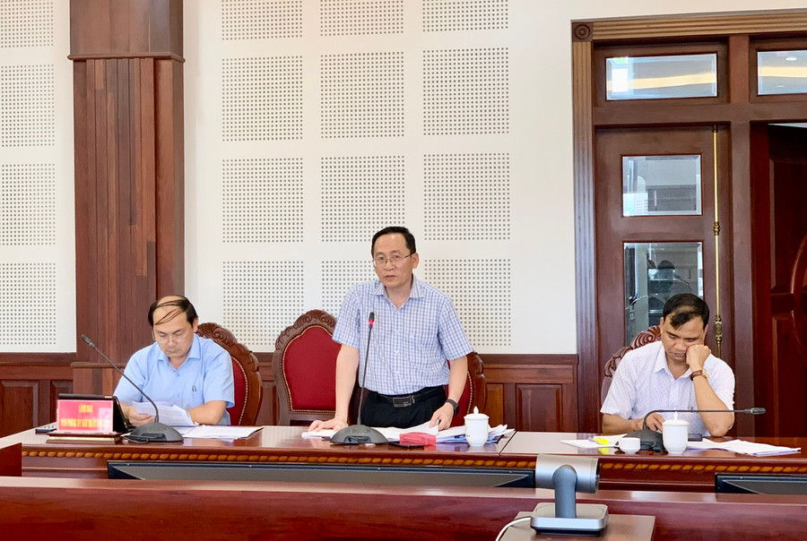 Ông Lý Minh Thái- Phó Giám đốc phụ trách Sở Y tế tỉnh báo cáo về công tác y tế 6 tháng đầu năm 2023. Ảnh: Như Nguyện Ông Lý Minh Thái- Phó Giám đốc phụ trách Sở Y tế tỉnh báo cáo về công tác y tế 6 tháng đầu năm 2023. Ảnh: Như Nguyện