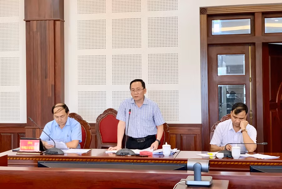 Ông Lý Minh Thái- Phó Giám đốc phụ trách Sở Y tế tỉnh báo cáo về công tác y tế 6 tháng đầu năm 2023. Ảnh: Như Nguyện