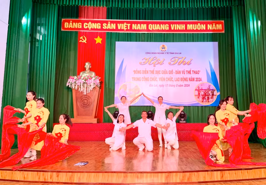 Với sự chuẩn bị, luyện tập kỹ lưỡng, các đội thi đã mang đến hội thi những tiết mục đồng diễn đặc sắc, hấp dẫn, dàn dựng công phu với chủ đề ca ngợi Đảng, Bác Hồ kính yêu, ca ngợi tình yêu quê hương, đất nước, ngành Y tế... Ảnh: Như Nguyện