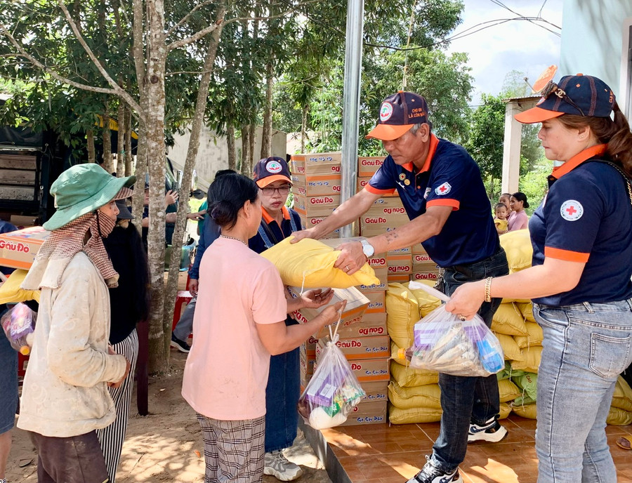 Dịp này, Câu lạc bộ thiện nguyện Ngôi nhà yêu thương phối hợp với Hội Tình thương Pleiku, Cơm từ thiện Pleiku trao 50 suất quà đến các hộ nghèo ở xã Hà Tây. Ảnh: Như Nguyện