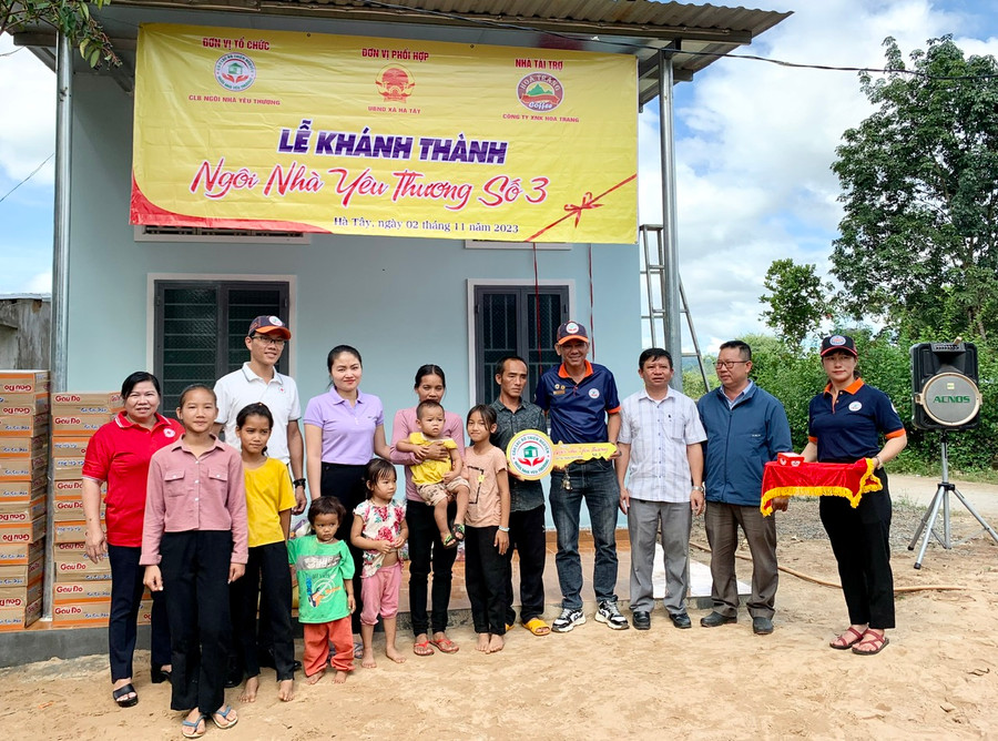 Đại diện đơn vị tổ chức, nhà tài trợ trao chìa khóa nhà tượng trưng cho gia đình anh Hiệp. Ảnh: Như Nguyện