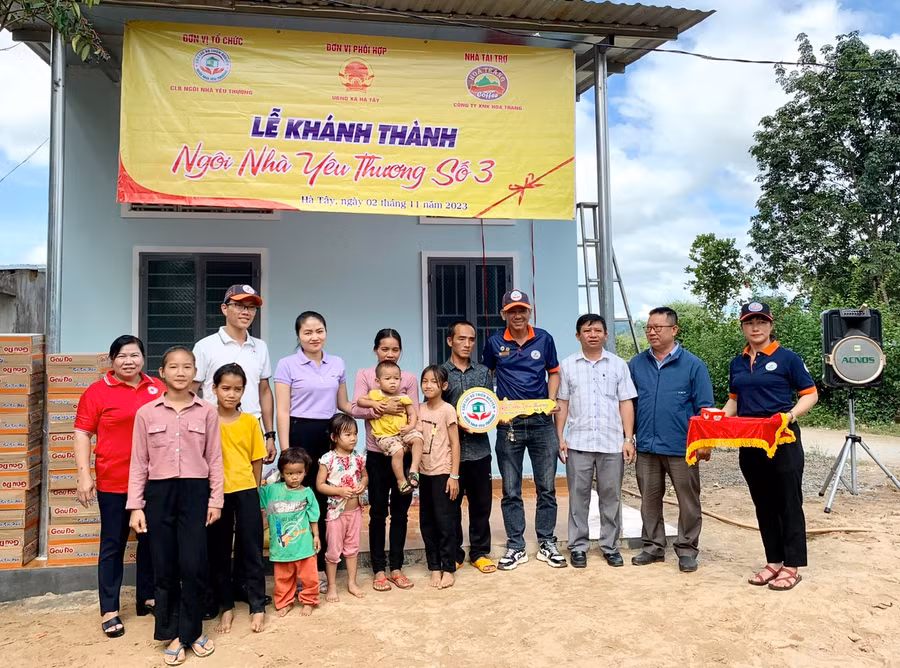 Đại diện đơn vị tổ chức, nhà tài trợ trao chìa khóa nhà tượng trưng cho gia đình anh Hiệp. Ảnh: Như Nguyện