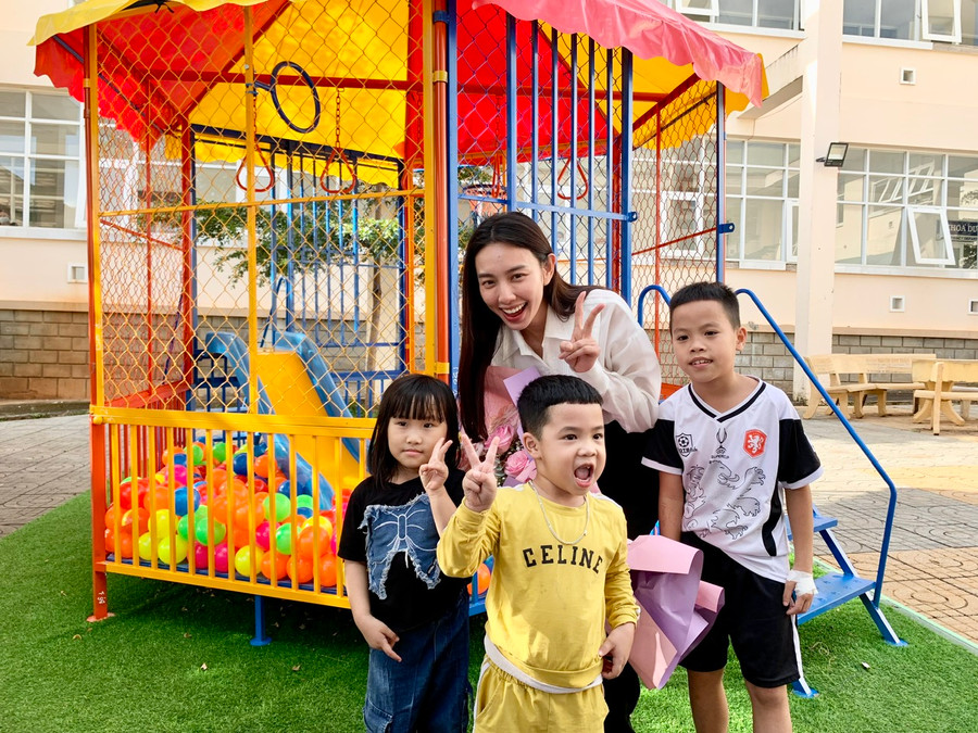 Hoa hậu Thùy Tiên chụp ảnh cùng các bệnh nhi tại Bệnh viện Nhi Gia Lai. Ảnh: Như Nguyện Hoa hậu Thùy Tiên chụp ảnh cùng các bệnh nhi tại Bệnh viện Nhi Gia Lai. Ảnh: Như Nguyện