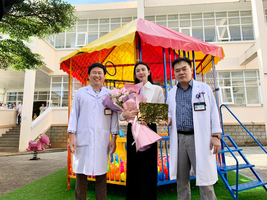 Hoa hậu Thùy Tiên trao bảng tượng trưng tặng khu vui chơi cho lãnh đạo Bệnh viện Nhi Gia Lai. Ảnh: Như Nguyện Hoa hậu Thùy Tiên trao bảng tượng trưng tặng khu vui chơi cho lãnh đạo Bệnh viện Nhi Gia Lai. Ảnh: Như Nguyện