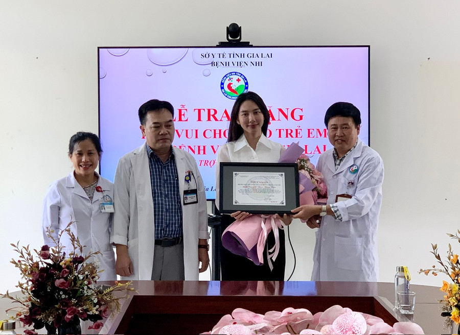 Lãnh đạo Bệnh viện Nhi Gia Lai trao thư cảm ơn đến Hoa hậu Thùy Tiên. Ảnh: Như Nguyện Lãnh đạo Bệnh viện Nhi Gia Lai trao thư cảm ơn đến Hoa hậu Thùy Tiên. Ảnh: Như Nguyện