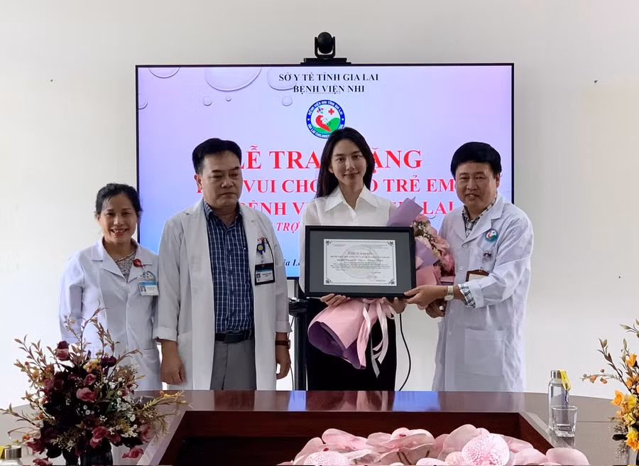 Lãnh đạo Bệnh viện Nhi Gia Lai trao thư cảm ơn đến Hoa hậu Thùy Tiên. Ảnh: Như Nguyện