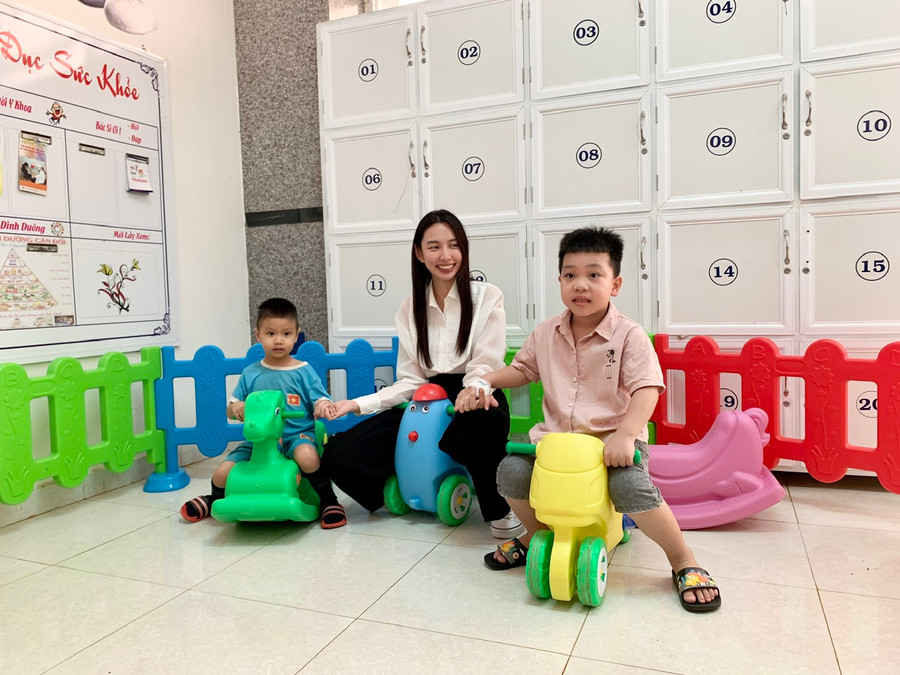 Hoa hậu Thùy Tiên vui chơi cùng các bệnh nhi tại Bệnh viện Nhi Gia Lai. Ảnh: Như Nguyện Hoa hậu Thùy Tiên vui chơi cùng các bệnh nhi tại Bệnh viện Nhi Gia Lai. Ảnh: Như Nguyện