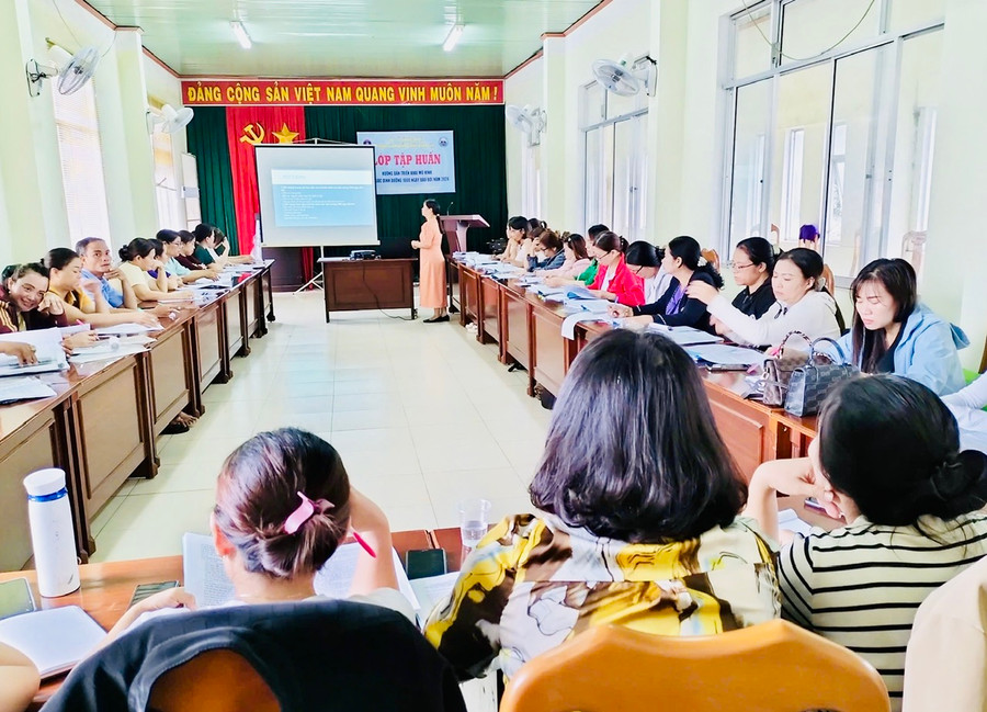 Trên 40 cán bộ, nhân viên y tế của 21 trạm y tế xã vùng III trên địa bàn tỉnh Gia Lai tập huấn về triển khai mô hình chăm sóc dinh dưỡng 1.000 ngày đầu đời. Ảnh: Như Nguyện Trên 40 cán bộ, nhân viên y tế của 21 trạm y tế xã vùng III trên địa bàn tỉnh Gia Lai tập huấn về triển khai mô hình chăm sóc dinh dưỡng 1.000 ngày đầu đời. Ảnh: Như Nguyện