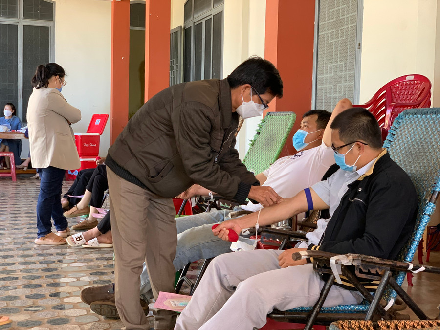 Người dân tham gia hiến máu đầu năm tại Giáo xứ Mẹ Vô Nhiễm Hoa Lư (TP. Pleiku). Ảnh: Như Nguyện Người dân tham gia hiến máu đầu năm tại Giáo xứ Mẹ Vô Nhiễm Hoa Lư (TP. Pleiku). Ảnh: Như Nguyện