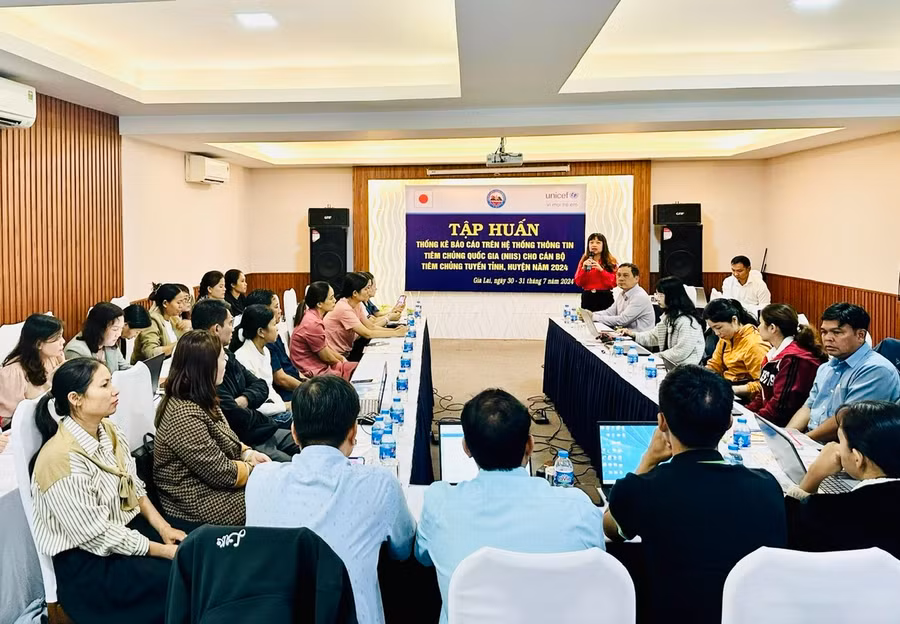 Quang cảnh lớp tập huấn thống kê, báo cáo trên Hệ thống thông tin tiêm chủng quốc gia (NIIS). Ảnh: Như Nguyện