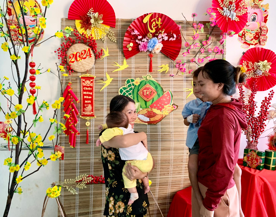 Người nhà bệnh nhi vui vẻ giao lưu tại góc trang trí Tết của Khoa Nội tổng hợp-y học cổ truyền (Bệnh viện Nhi Gia Lai). Ảnh: Như Nguyện Người nhà bệnh nhi vui vẻ giao lưu tại góc trang trí Tết của Khoa Nội tổng hợp-y học cổ truyền (Bệnh viện Nhi Gia Lai). Ảnh: Như Nguyện