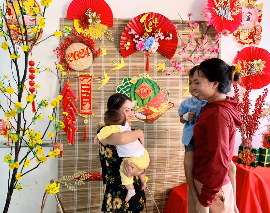 Người nhà bệnh nhi vui vẻ giao lưu tại góc trang trí Tết của Khoa Nội tổng hợp-y học cổ truyền (Bệnh viện Nhi Gia Lai). Ảnh: Như Nguyện