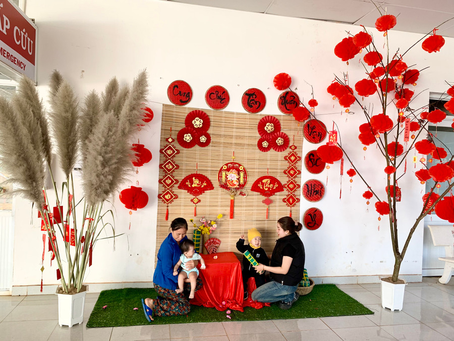 Ngoài hoa đào, hoa mai rực rỡ ngay tại sảnh, góc trang trí Tết tại Khoa Khám Cấp cứu được bệnh nhi và người nhà tham quan, chụp ảnh. Ảnh: Như Nguyện Ngoài hoa đào, hoa mai rực rỡ ngay tại sảnh, góc trang trí Tết tại Khoa Khám Cấp cứu được bệnh nhi và người nhà tham quan, chụp ảnh. Ảnh: Như Nguyện