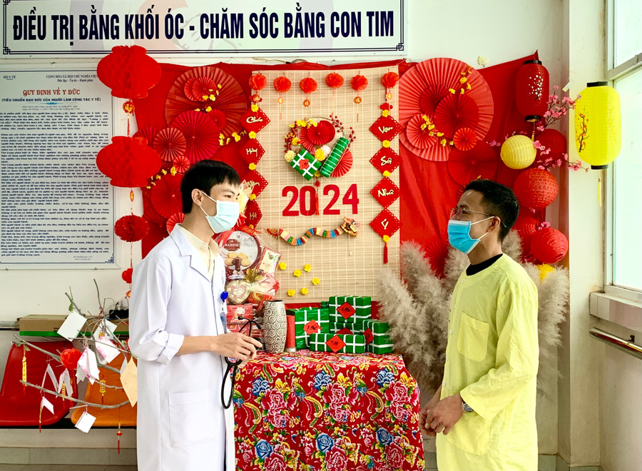 Tại Khoa Sơ sinh, góc trang trí Tết với tông màu chủ đạo là màu đỏ rực rỡ, đối lập với bánh chưng xanh tạo ra phong vị Tết cổ truyền của dân tộc. Tại góc trang trí Tết còn có cây treo các bức thư cảm ơn, tấm thiệp chúc mừng năm mới của người nhà bệnh nhi gửi đến các y, bác sĩ đã nỗ lực chăm sóc bệnh nhi. Ảnh: Như Nguyện Tại Khoa Sơ sinh, góc trang trí Tết với tông màu chủ đạo là màu đỏ rực rỡ, đối lập với bánh chưng xanh tạo ra phong vị Tết cổ truyền của dân tộc. Tại góc trang trí Tết còn có cây treo các bức thư cảm ơn, tấm thiệp chúc mừng năm mới của người nhà bệnh nhi gửi đến các y, bác sĩ đã nỗ lực chăm sóc bệnh nhi. Ảnh: Như Nguyện