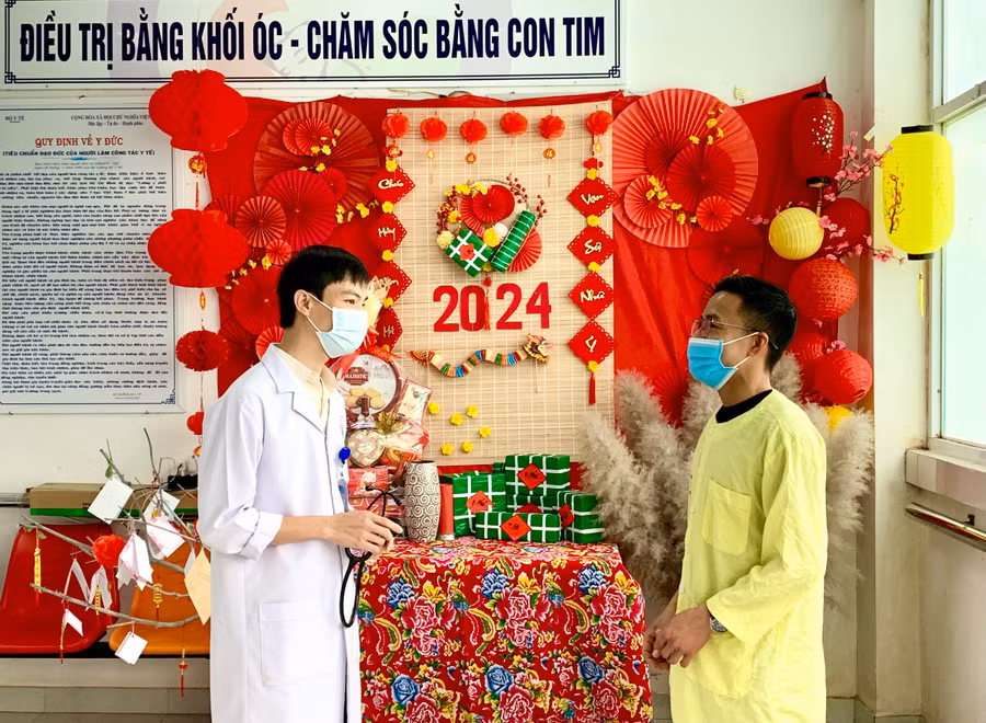 Tại Khoa Sơ sinh, góc trang trí Tết với tông màu chủ đạo là màu đỏ rực rỡ, đối lập với bánh chưng xanh tạo ra phong vị Tết cổ truyền của dân tộc. Tại góc trang trí Tết còn có cây treo các bức thư cảm ơn, tấm thiệp chúc mừng năm mới của người nhà bệnh nhi gửi đến các y, bác sĩ đã nỗ lực chăm sóc bệnh nhi. Ảnh: Như Nguyện